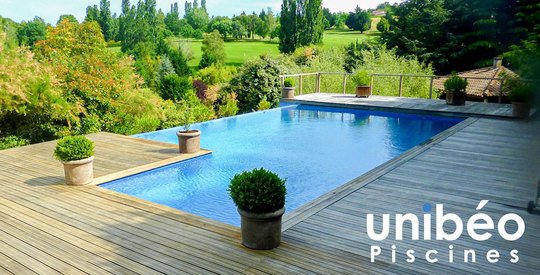 CHOISISSEZ LES BONS MATÉRIAUX POUR LA TERRASSE DE VOTRE PISCINE EN BÉTON