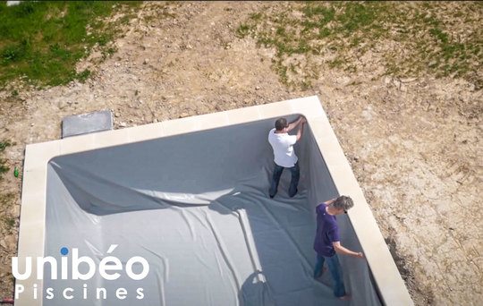 POSEZ LE LINER DE VOTRE PISCINE EN BÉTON ARMÉ