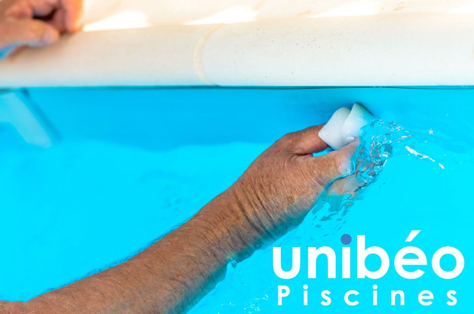 NETTOYEZ LA LIGNE D'EAU DE VOTRE PISCINE 