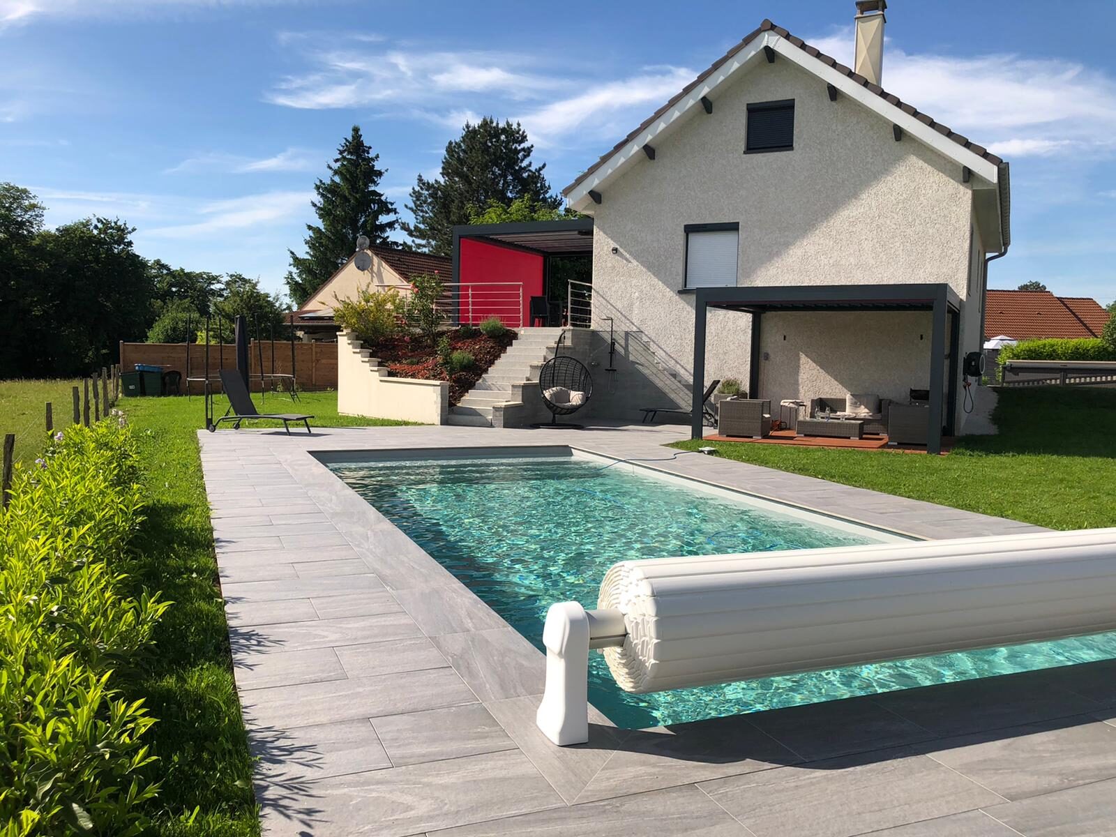 Piscine en béton armé avec volet roulant