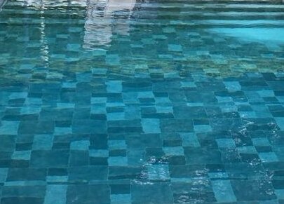 Liner de piscine Unibéo vu à travers l'eau