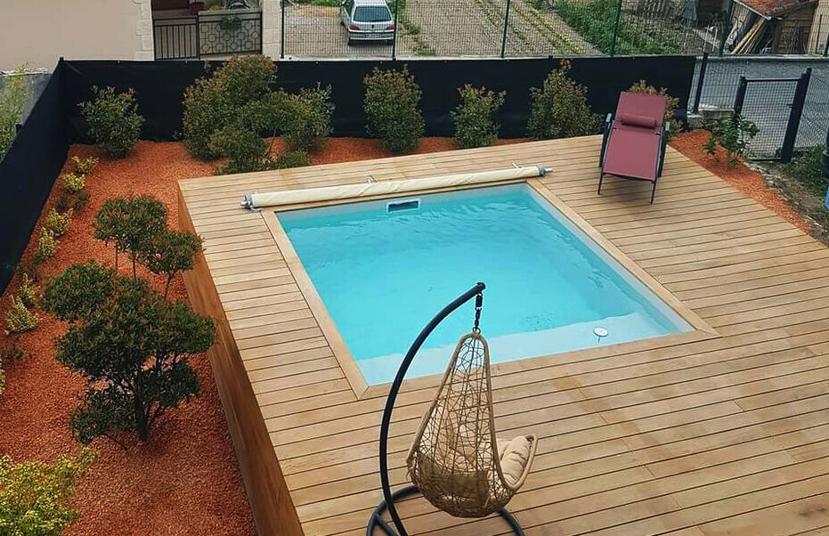 Petite piscine en béton armé avec terrasse bois