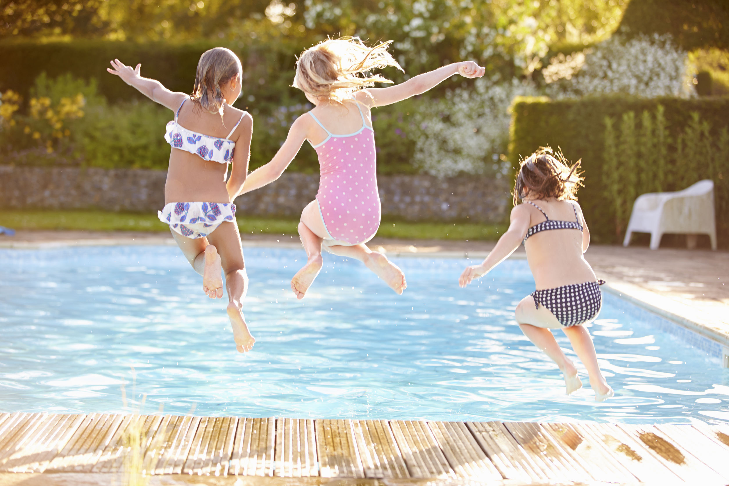 Enfants qui sautent dans l'eau