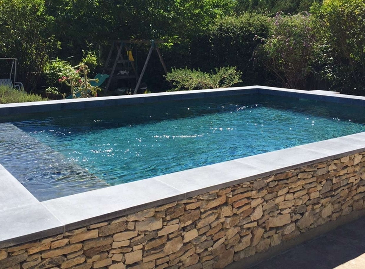 Quels équipements pour une piscine hors-sol ou semi-enterrée en béton ?